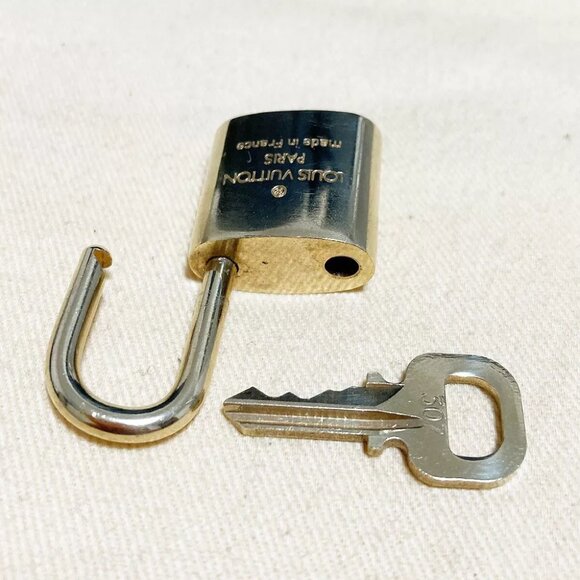 authenticity guaranteed LOUIS VUITTON LV 10 SET PADLOCK KEY BAG CHARM - Picture 3 of 4